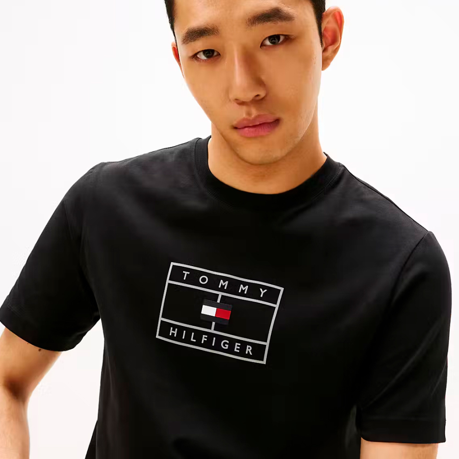 t-shirt-mit-grafischem-logo