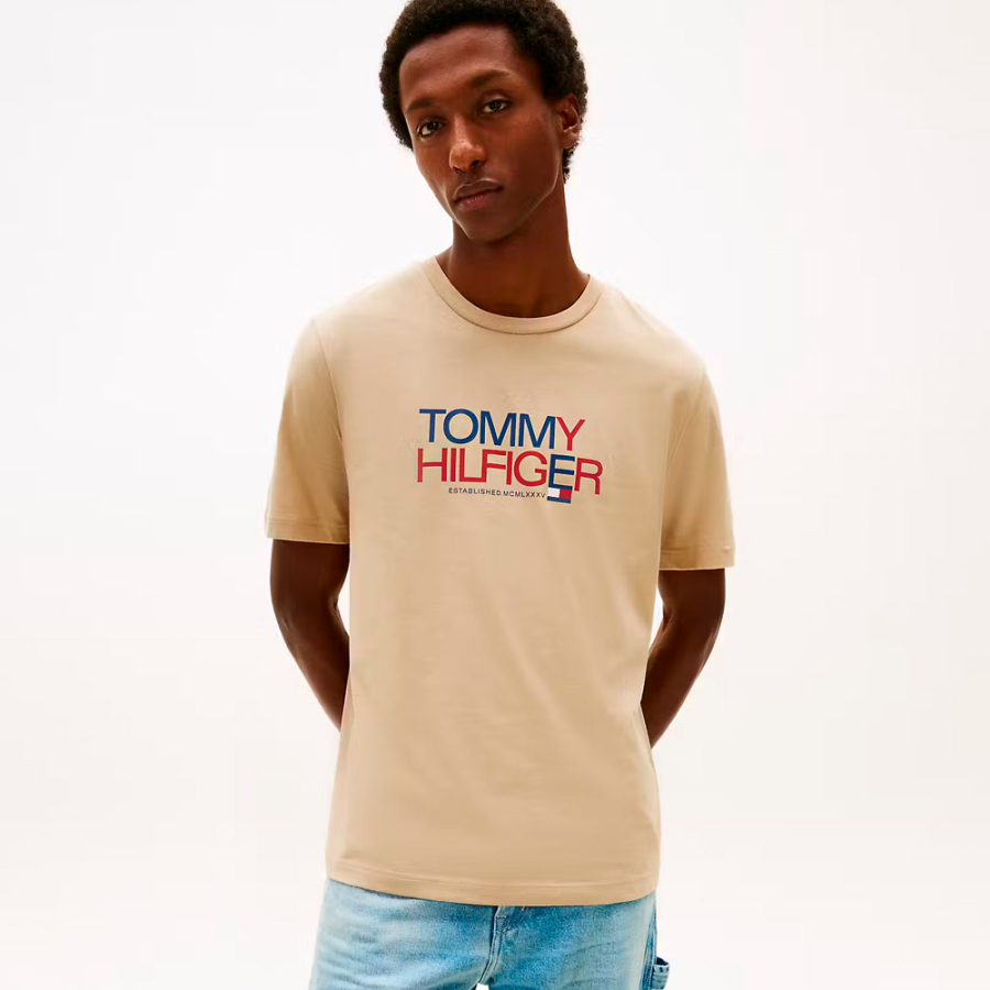 t-shirt-mit-grossem-markentext-brand-love