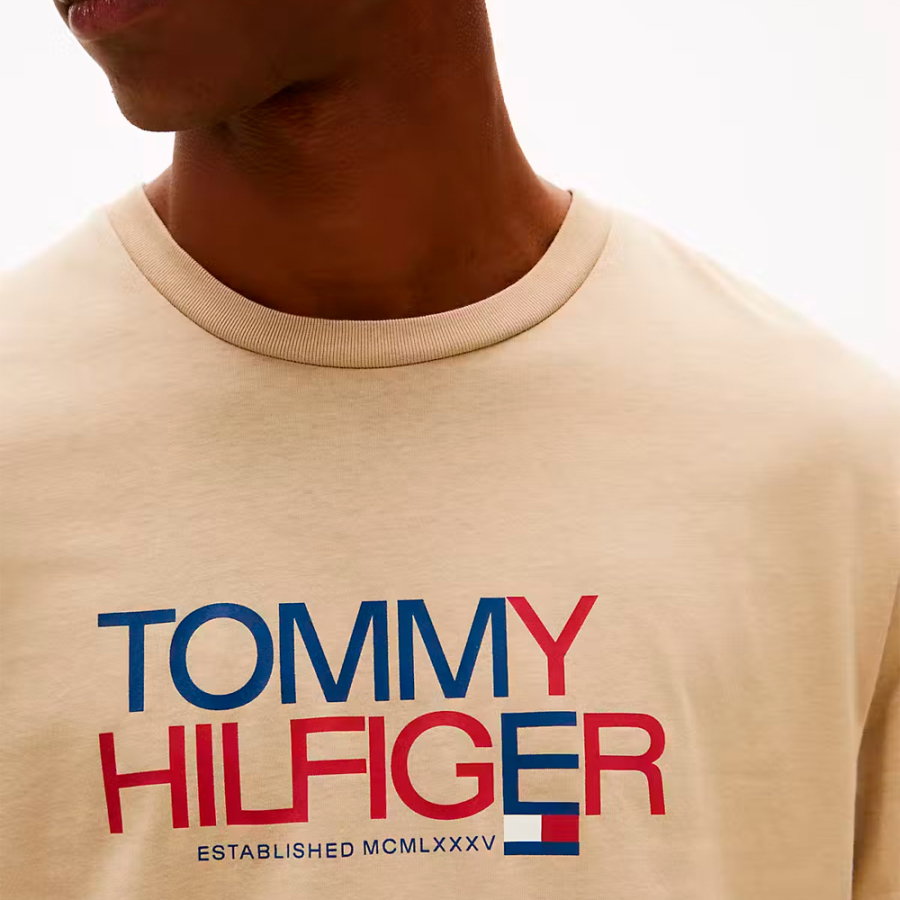 camiseta-com-estampa-ame-a-marca-e-letras-grandes