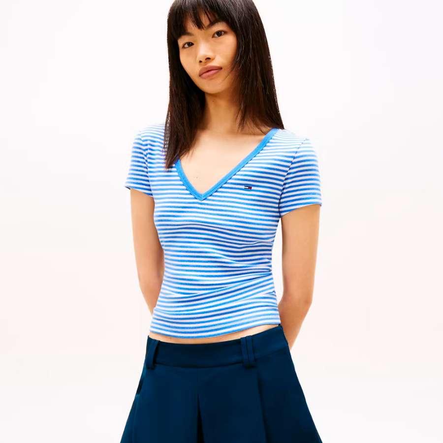 t-shirt-essenziale-con-scollo-a-v