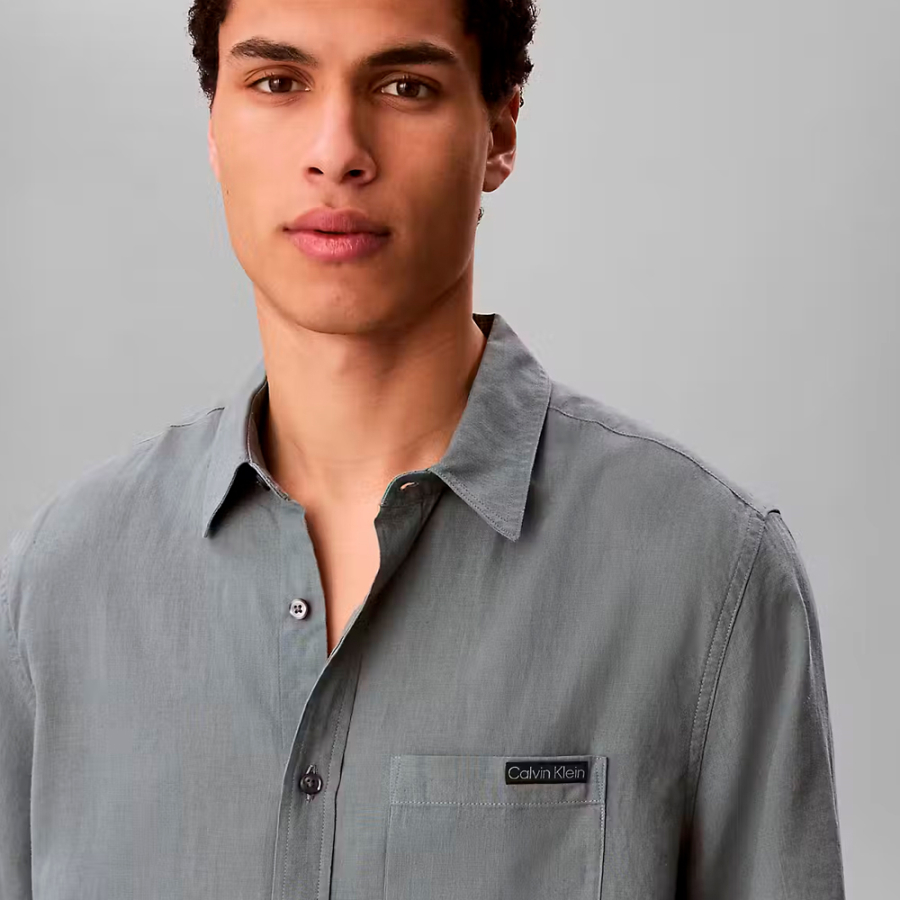 klassisches-einfarbiges-leinenhemd