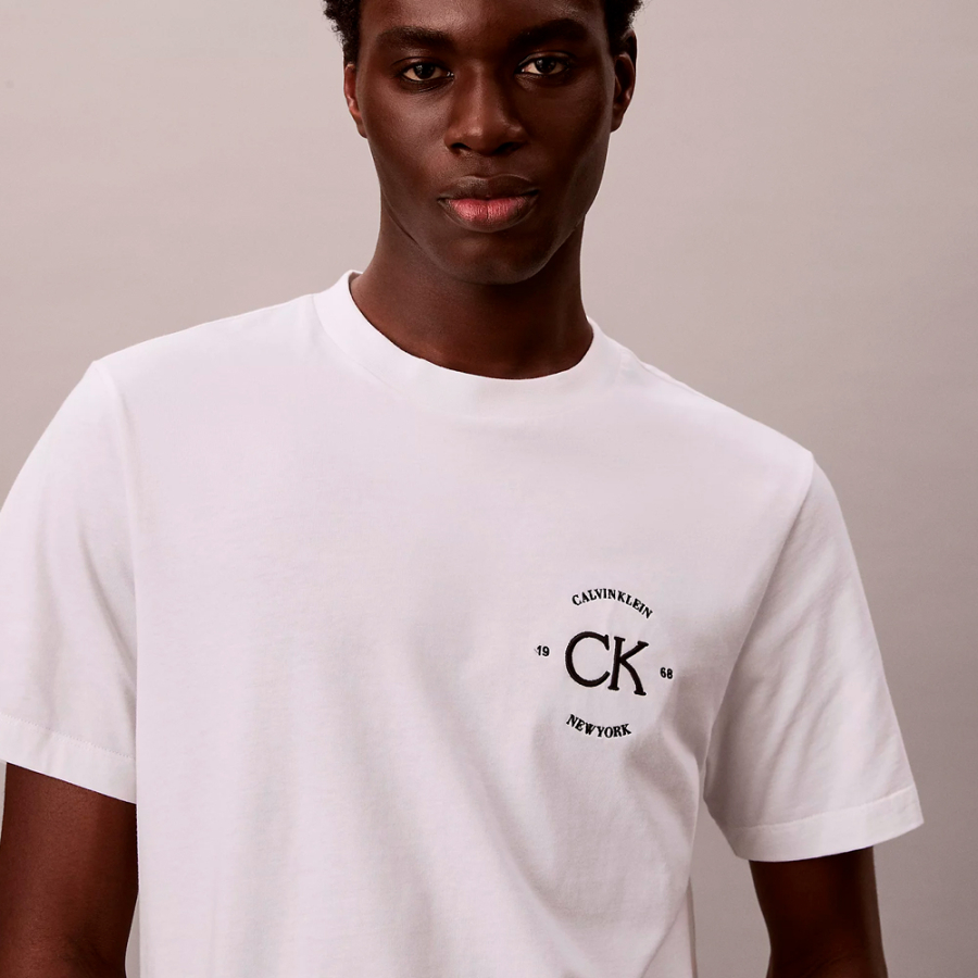 camiseta-con-logo-bordado
