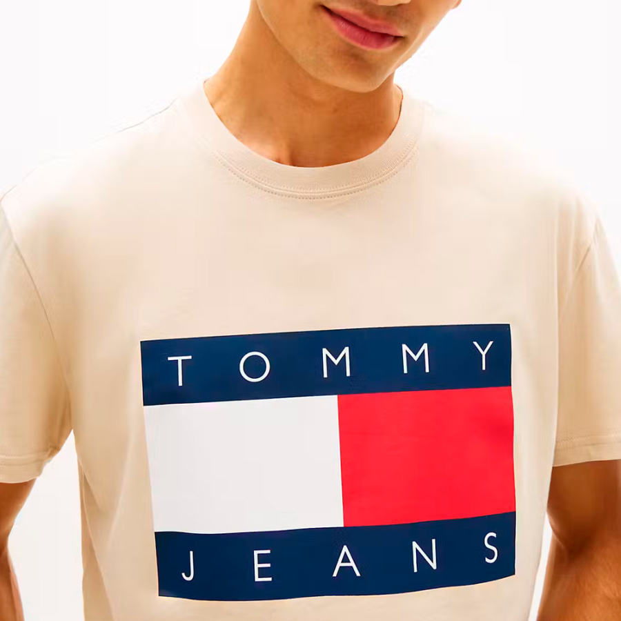 camiseta-con-cuello-redondo-y-logo