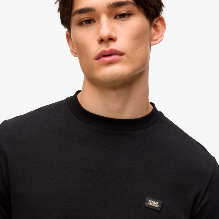 t-shirt-mit-logoaufnaher