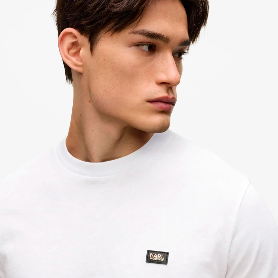 t-shirt-mit-logoaufnaher