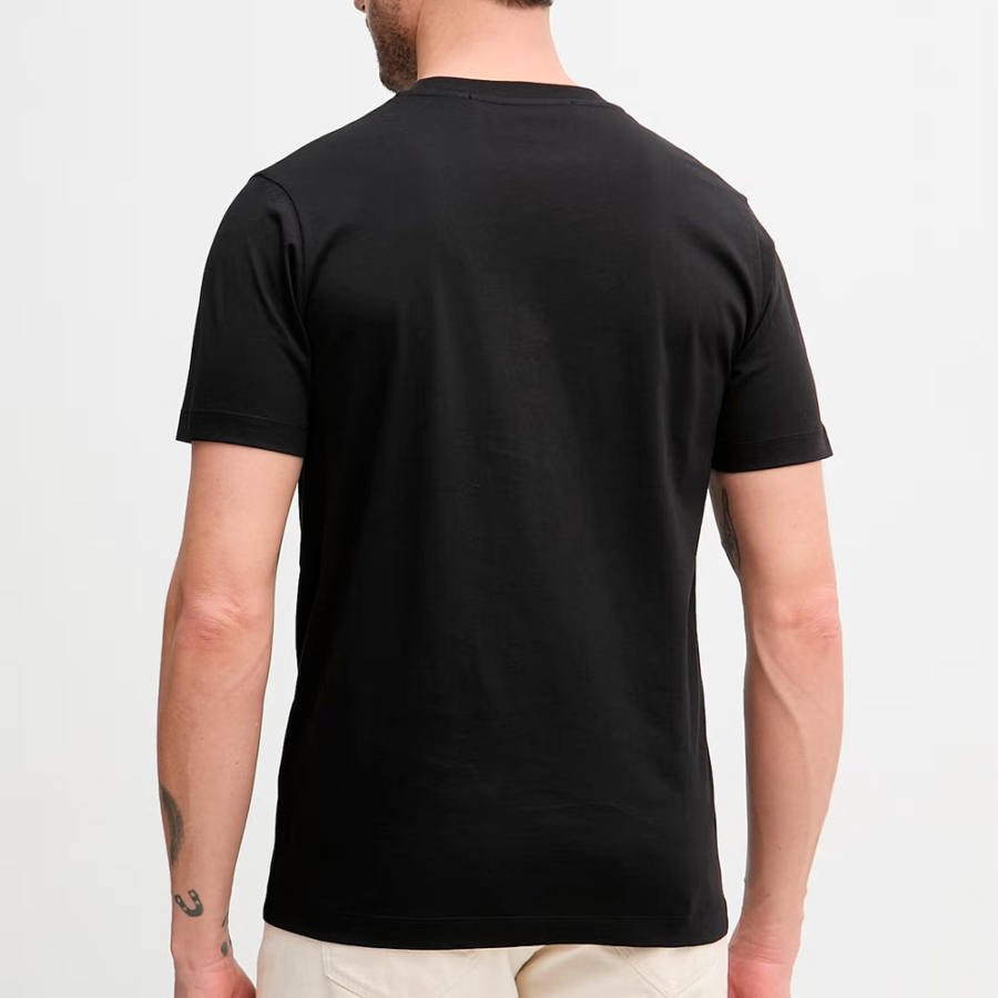 t-shirt-con-logo-a-contrasto