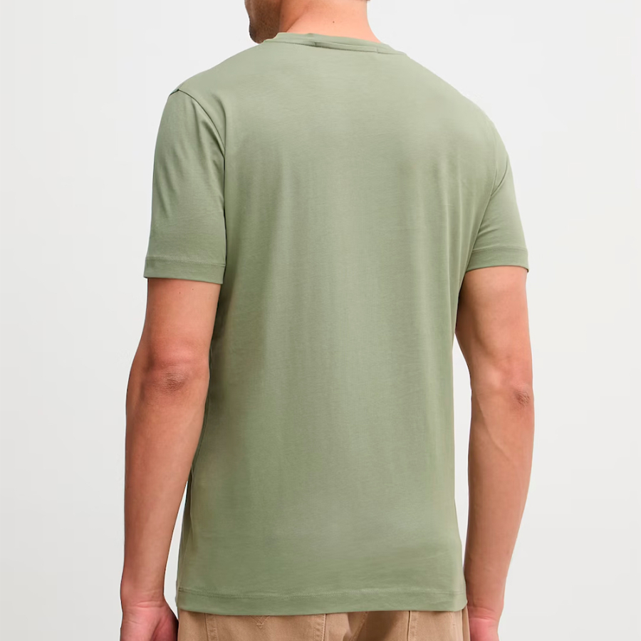 camiseta-com-logotipo-contrastante