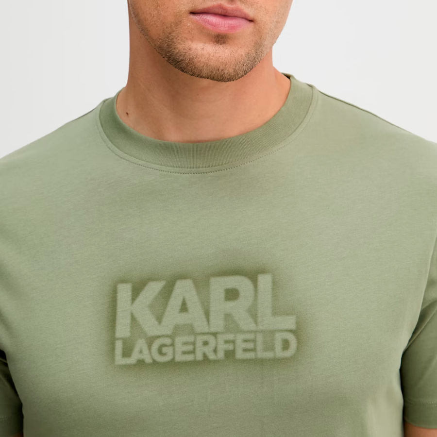 t-shirt-mit-kontrastierendem-logo