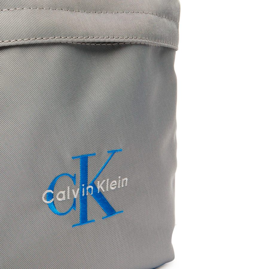 flache-nylon-schultertasche-mit-monogramm-logo flache-nylon-schultertasche-mit-monogramm-logo