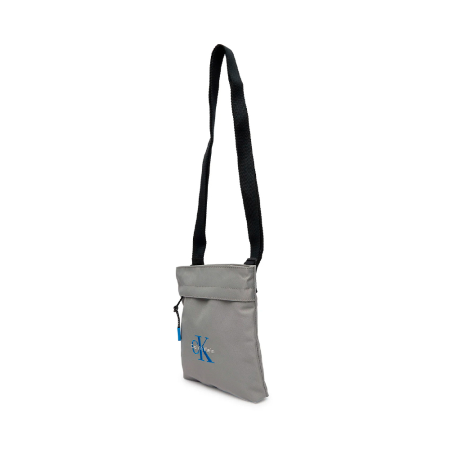 sac-bandouliere-plat-en-nylon-avec-logo-monogramme sac-bandouliere-plat-en-nylon-avec-logo-monogramme