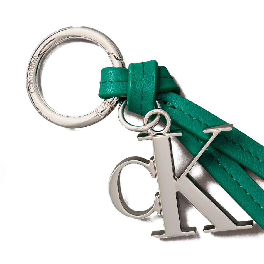 colgante-para-el-bolso-con-borla-y-logo-distintivo-en-piel