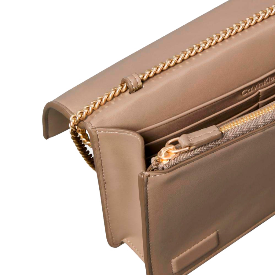 cartera-de-cadena-con-monograma