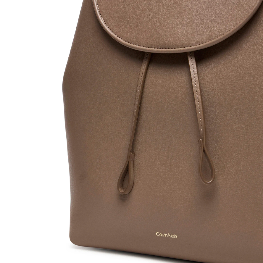 mochila-grande-con-solapa-y-logo-en-lamina-metalica