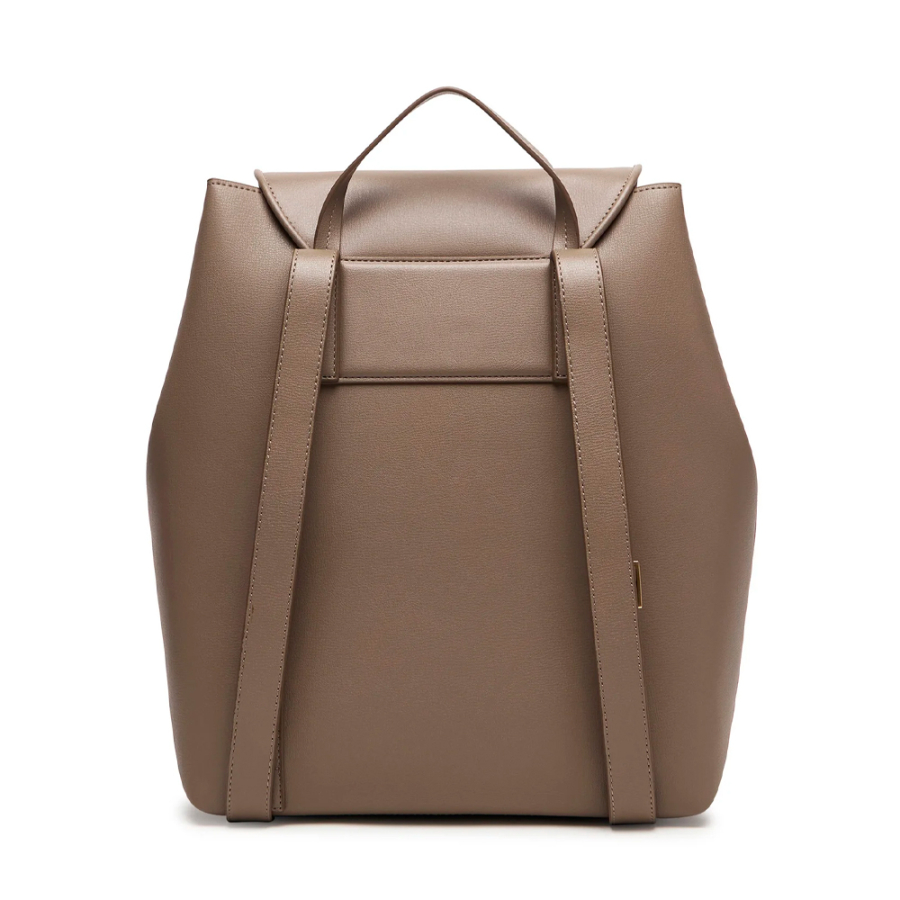 mochila-grande-com-aba-e-logotipo-em-folha-metalica mochila-grande-com-aba-e-logotipo-em-folha-metalica