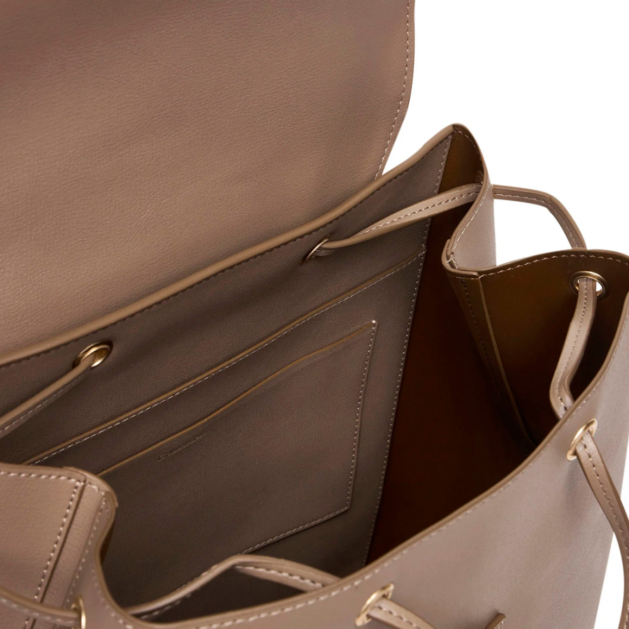 mochila-grande-com-aba-e-logotipo-em-folha-metalica mochila-grande-com-aba-e-logotipo-em-folha-metalica
