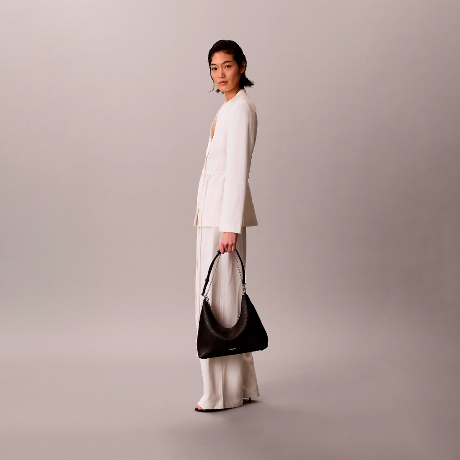 bolso-hobo-con-cadena-de-bisuteria-de-guijarros