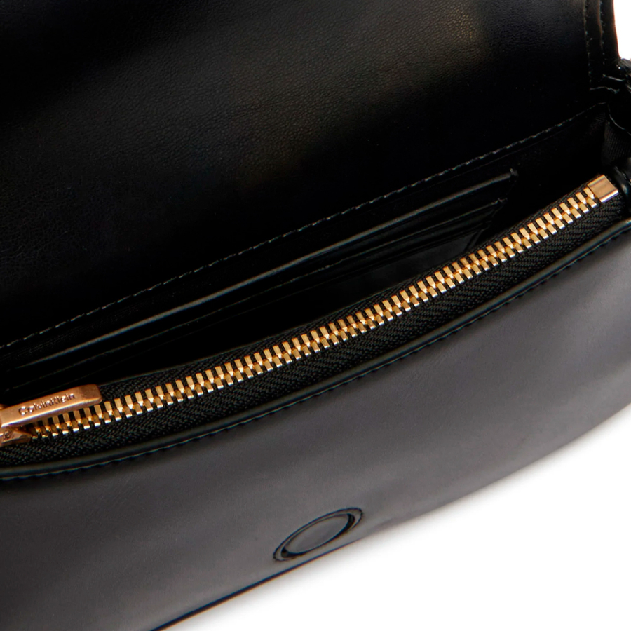 portefeuille-incurve-avec-bandouliere-chaine portefeuille-incurve-avec-bandouliere-chaine