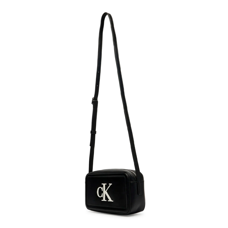 borsa-a-tracolla-in-stile-macchina-fotografica-con-monogramma-distintivo borsa-a-tracolla-in-stile-macchina-fotografica-con-monogramma-distintivo