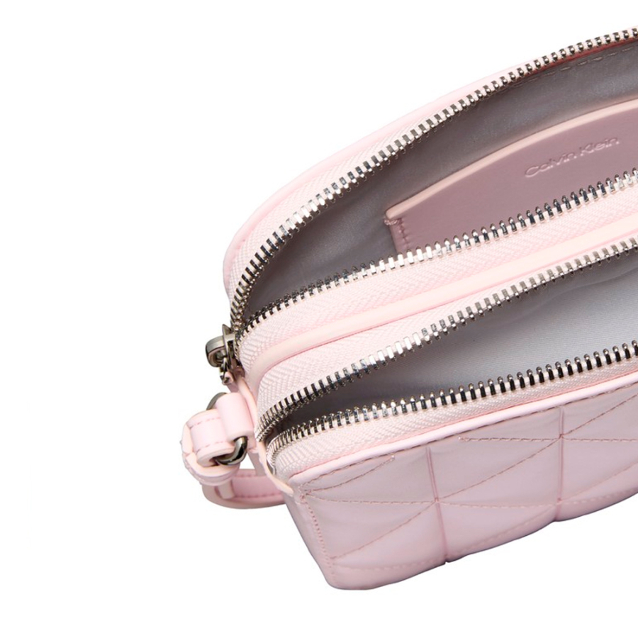 borsa-imbottita-per-fotocamera-con-doppia-cerniera-e-logo-iconico