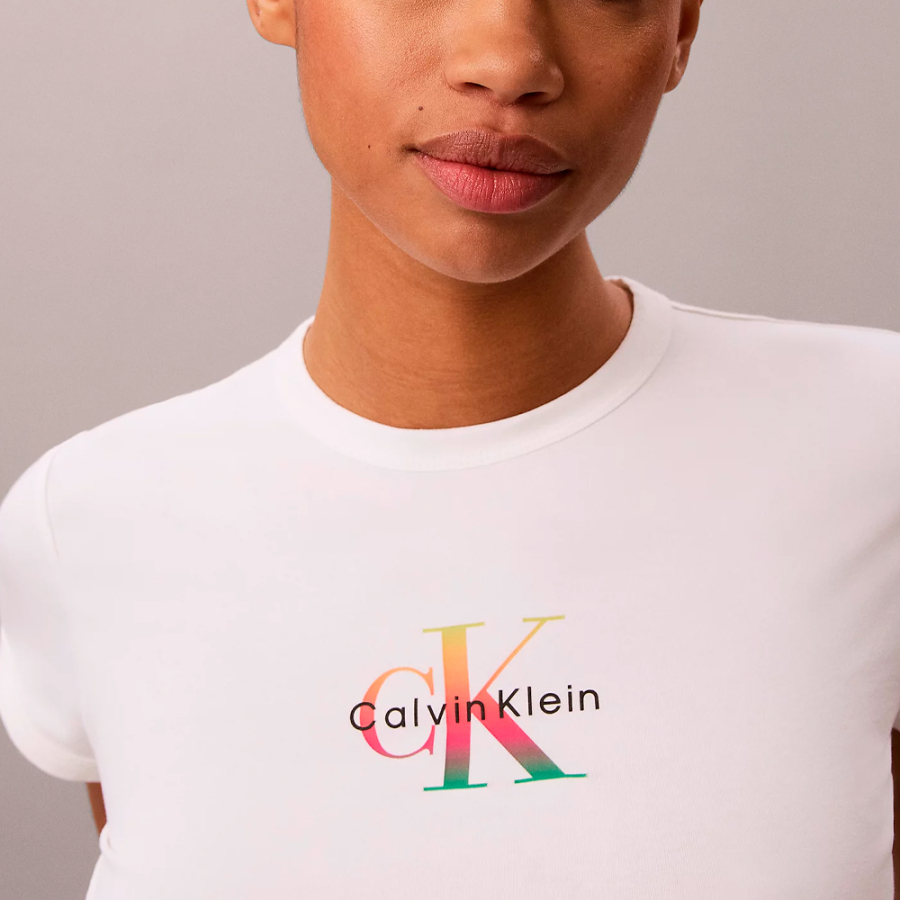 camiseta-slim-con-monograma-pride