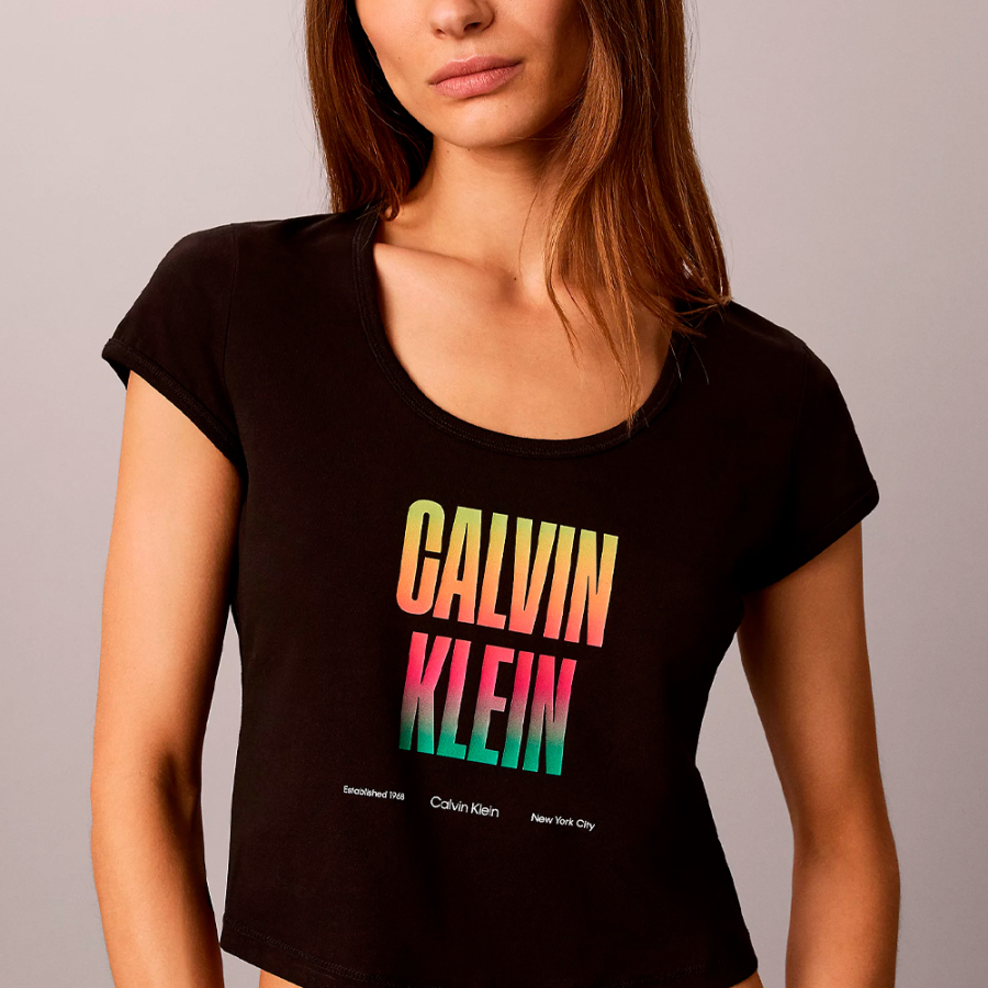 camiseta-slim-con-logo-pride