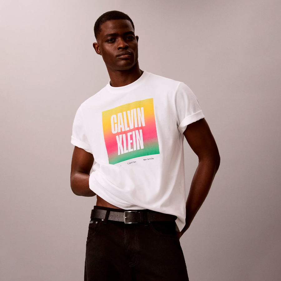 locker-sitzendes-t-shirt-mit-logo-pride locker-sitzendes-t-shirt-mit-logo-pride