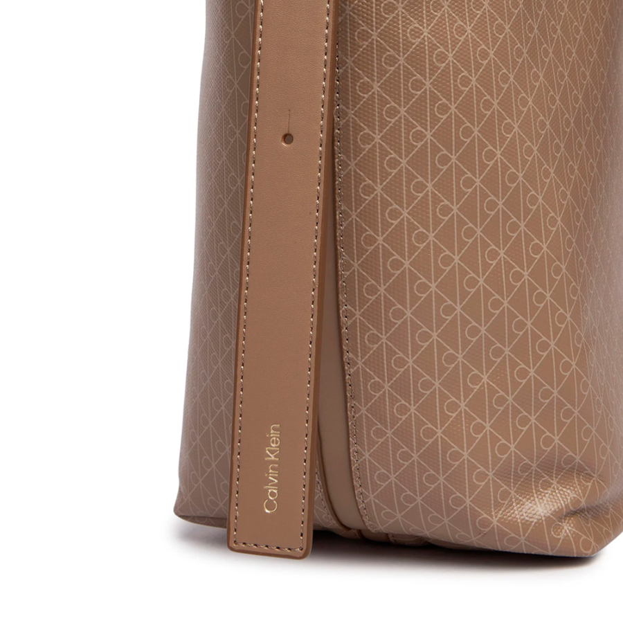bolso-saco-con-logo-emblematico-en-todo-el-articulo bolso-saco-con-logo-emblematico-en-todo-el-articulo