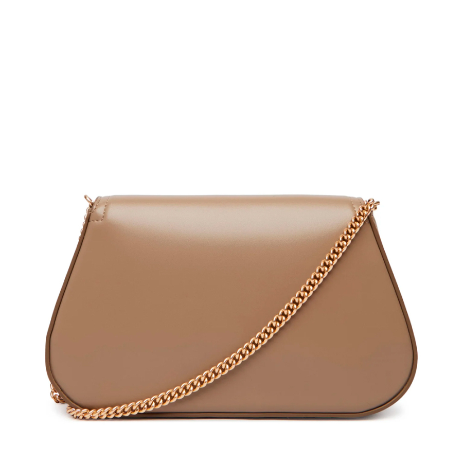 gebogene-handtasche-mit-kettenriemen gebogene-handtasche-mit-kettenriemen