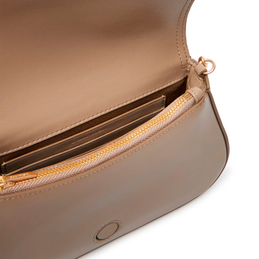 bolso-curvo-con-correa-de-cadena bolso-curvo-con-correa-de-cadena