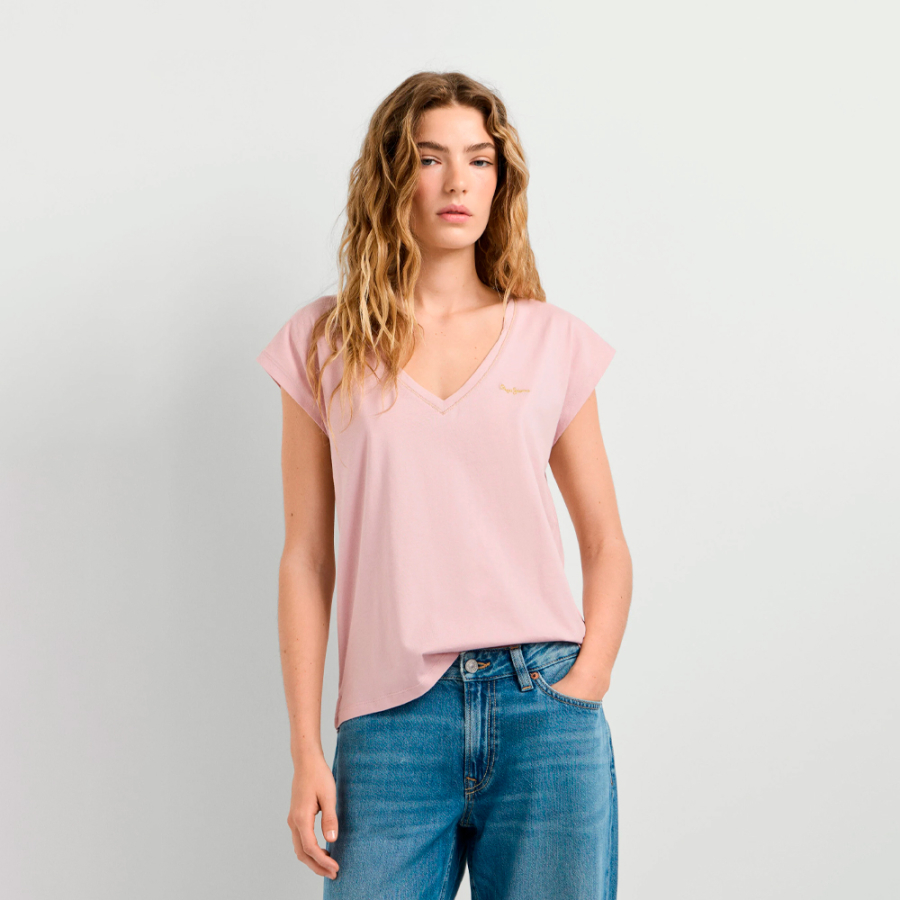 camiseta-com-decote-em-v-e-logotipo-estampado camiseta-com-decote-em-v-e-logotipo-estampado