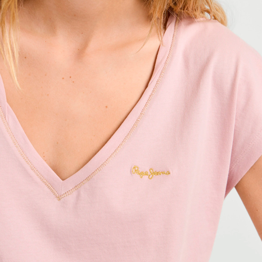 camiseta-com-decote-em-v-e-logotipo-estampado camiseta-com-decote-em-v-e-logotipo-estampado