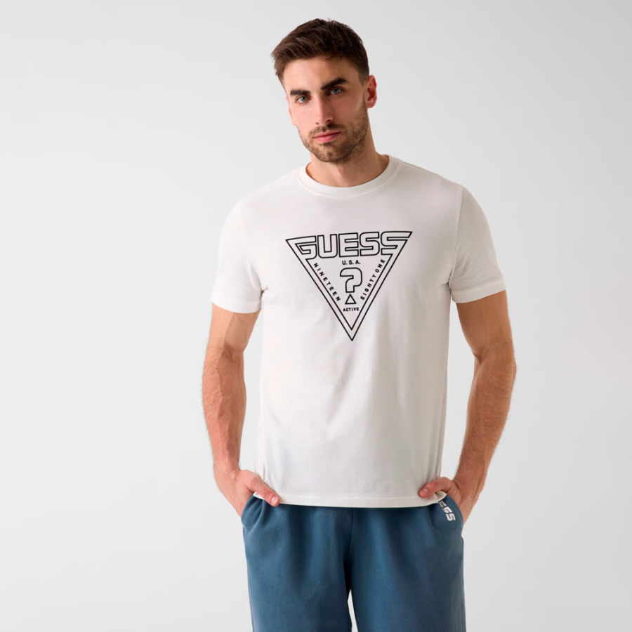 camiseta-con-logo-de-triangulo camiseta-con-logo-de-triangulo