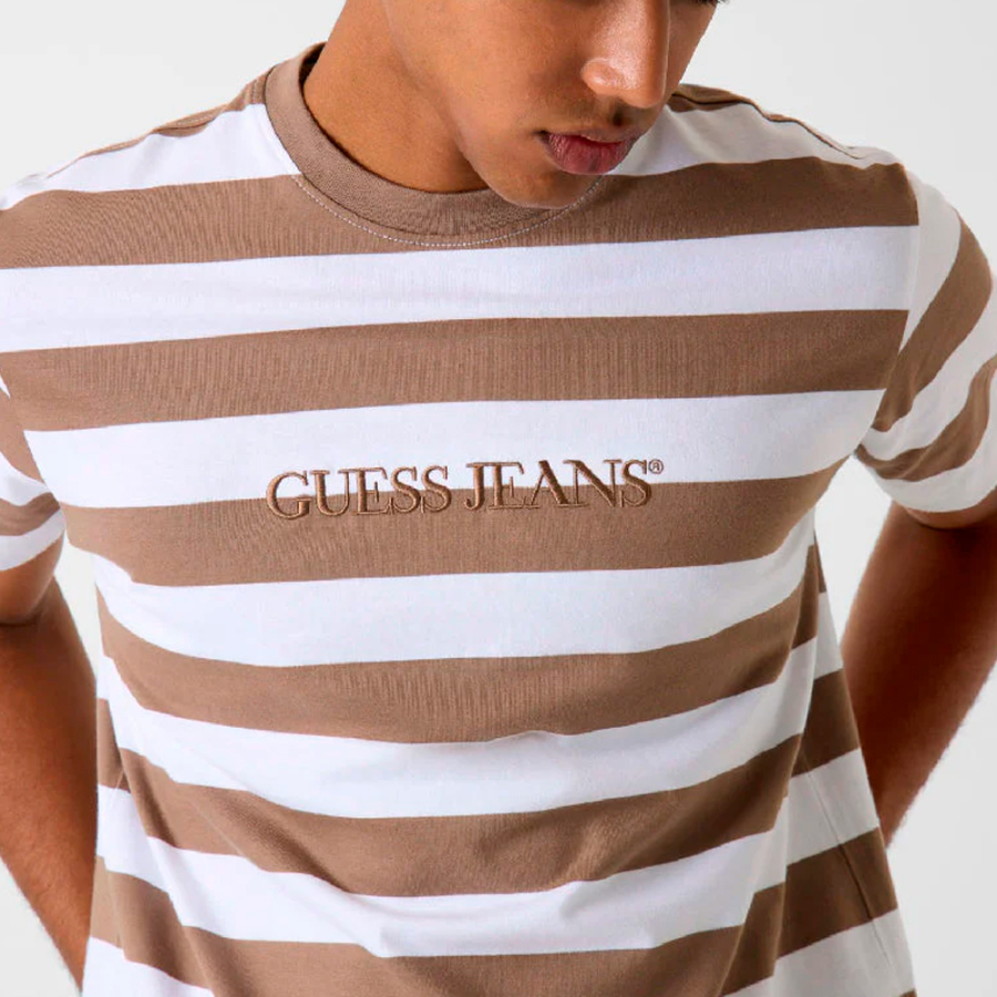 gestreiftes-t-shirt-mit-logo gestreiftes-t-shirt-mit-logo