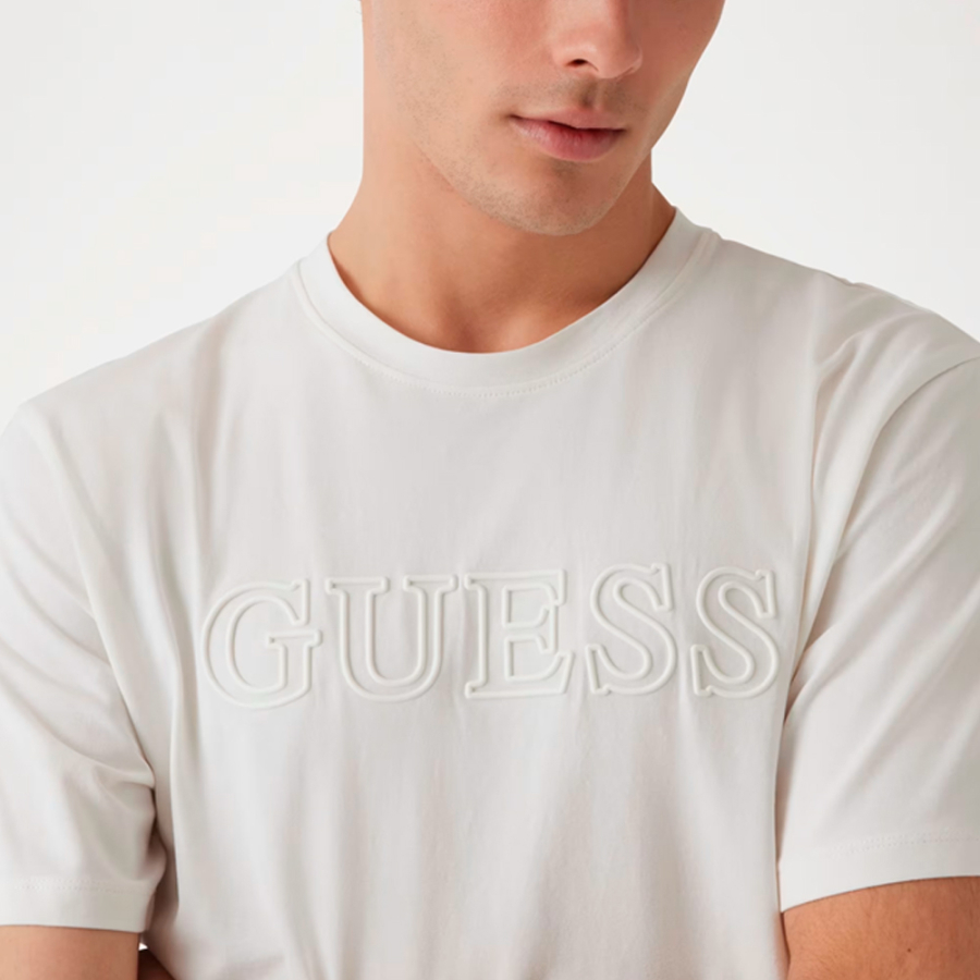 camiseta-con-logo-estampado