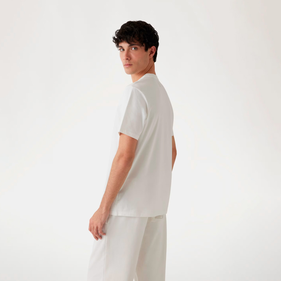 camiseta-con-logo-estampado