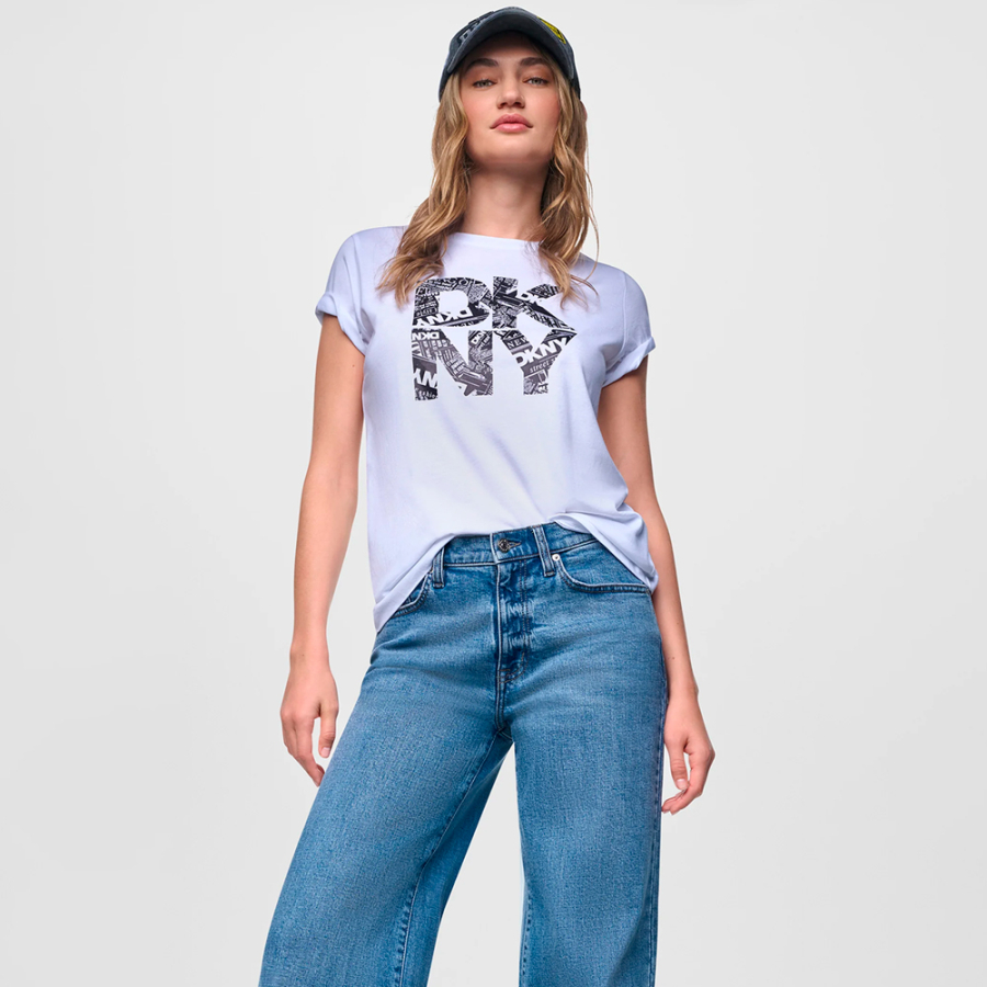 camiseta-newsprint-dkny-stacked-logo camiseta-newsprint-dkny-stacked-logo