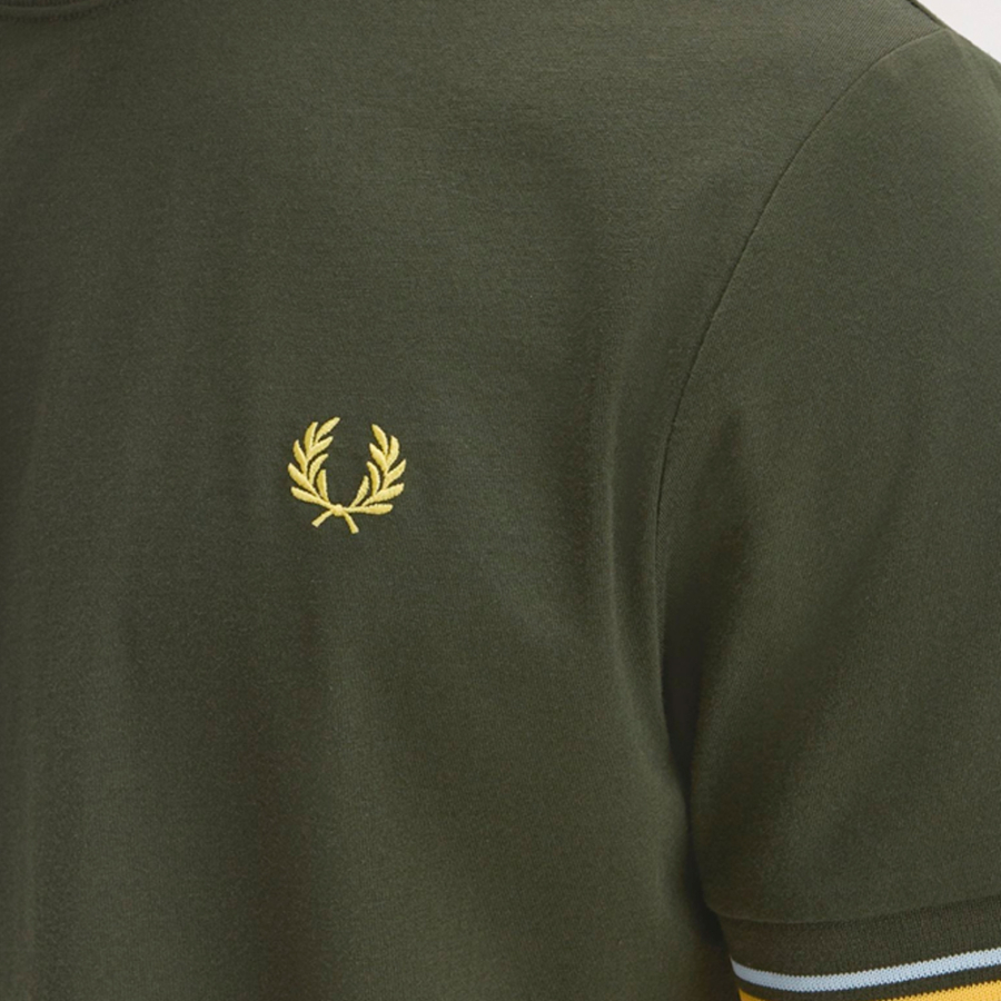 camiseta-con-el-ribete-con-dos-franjas