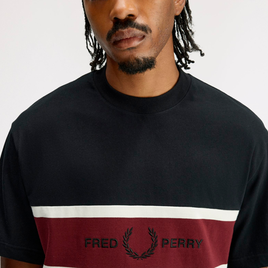 camiseta-con-panel-bordado