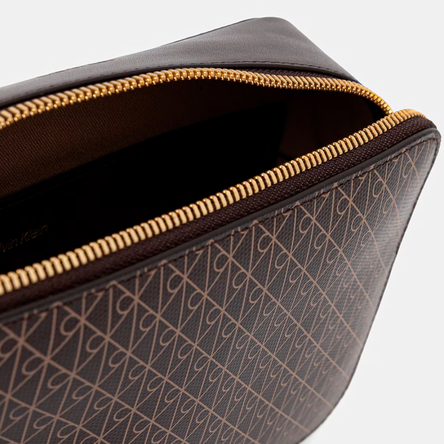 bolso-cruzado-con-logo-monograma-en-todo-el-articulo