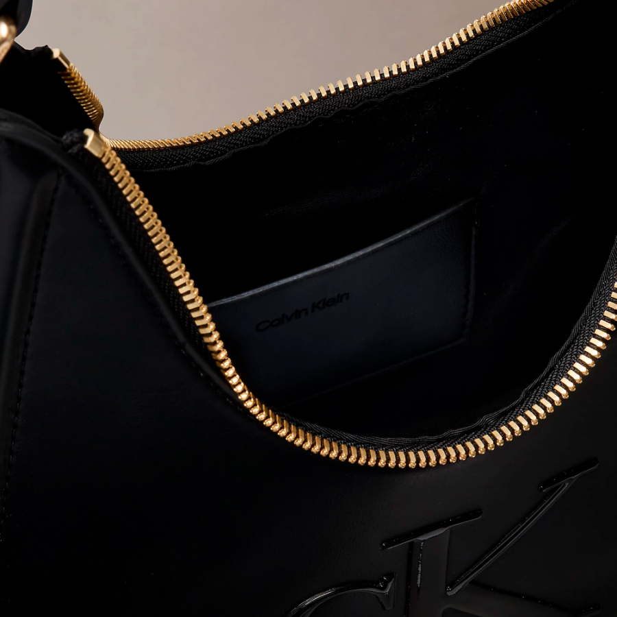 bolso-de-hombro-con-monograma-y-forma-de-media-luna