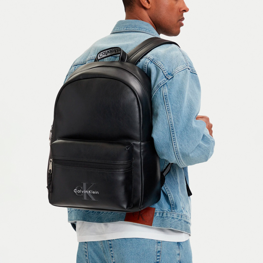 mochila-com-logotipo-em-branco