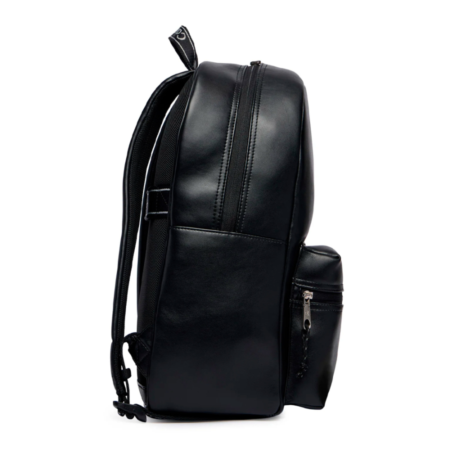 mochila-com-logotipo-em-branco