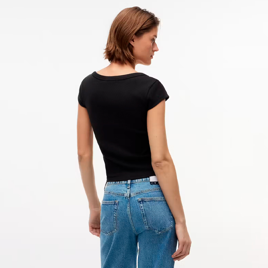 camiseta-slim-rib-badge
