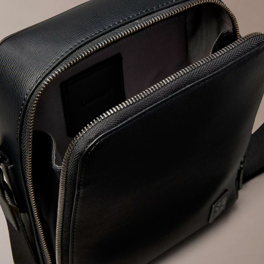 bolso-reporter-con-logo-emblematico-texturizado