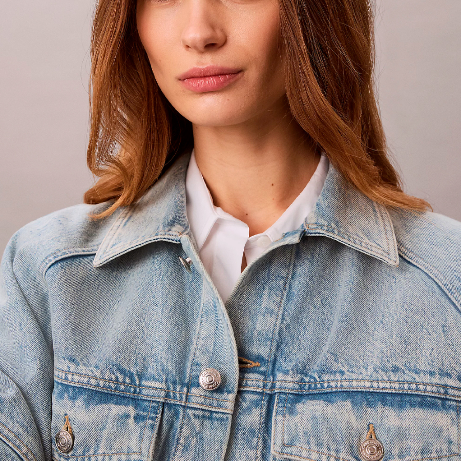 chaqueta-denim-boxy-con-cinta-con-logo
