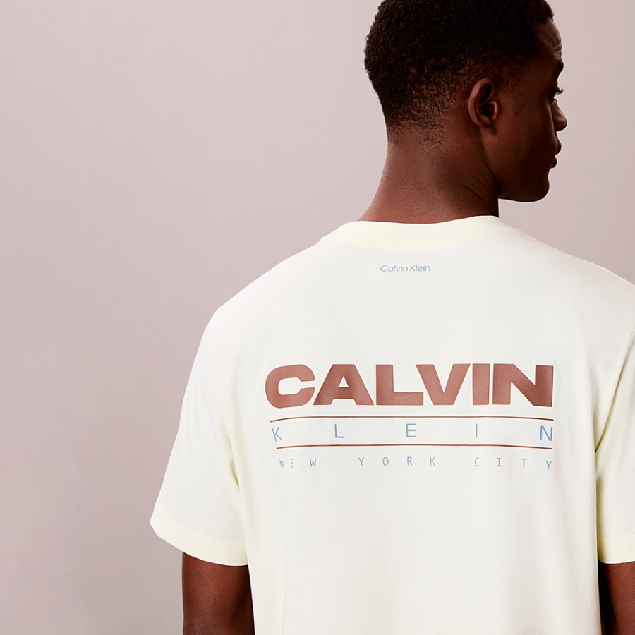camiseta-holgada-con-logo-en-la-parte-trasera