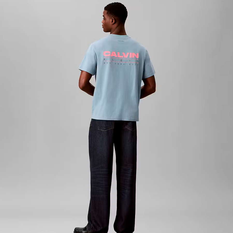 camiseta-holgada-con-logo-en-la-parte-trasera