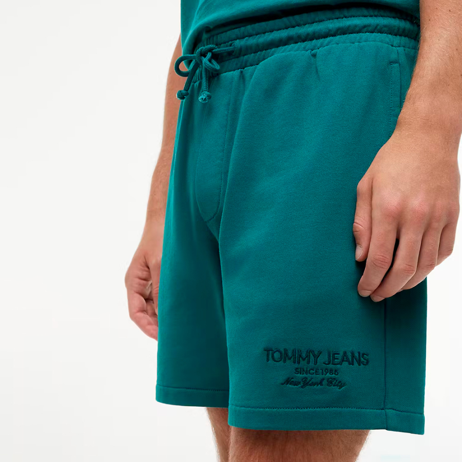 short-de-sport-classique-avec-logo-ton-sur-ton short-de-sport-classique-avec-logo-ton-sur-ton
