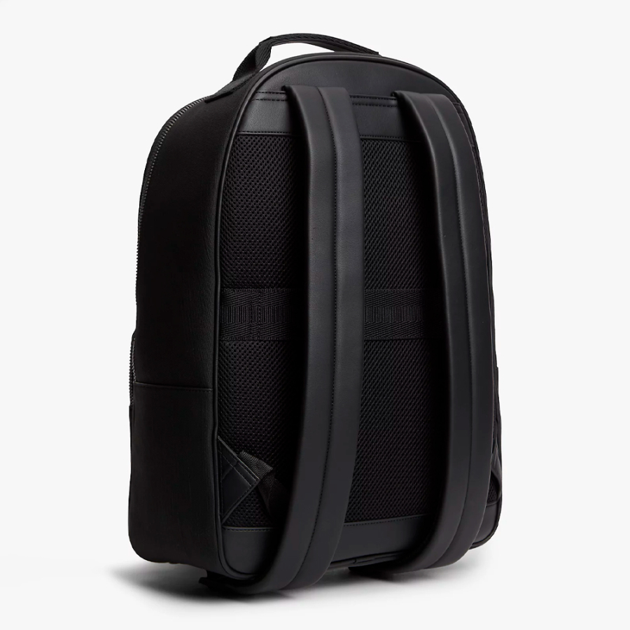 mochila-con-parche-con-logo
