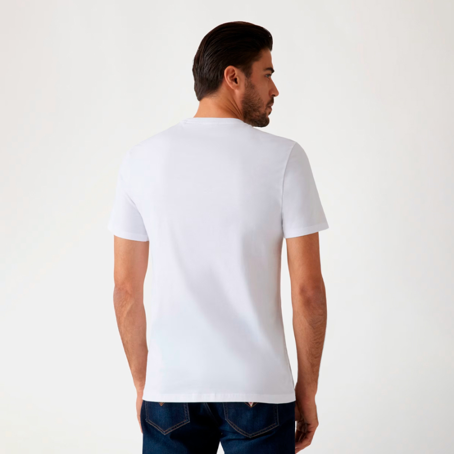 camiseta-con-logotipo-pequeno